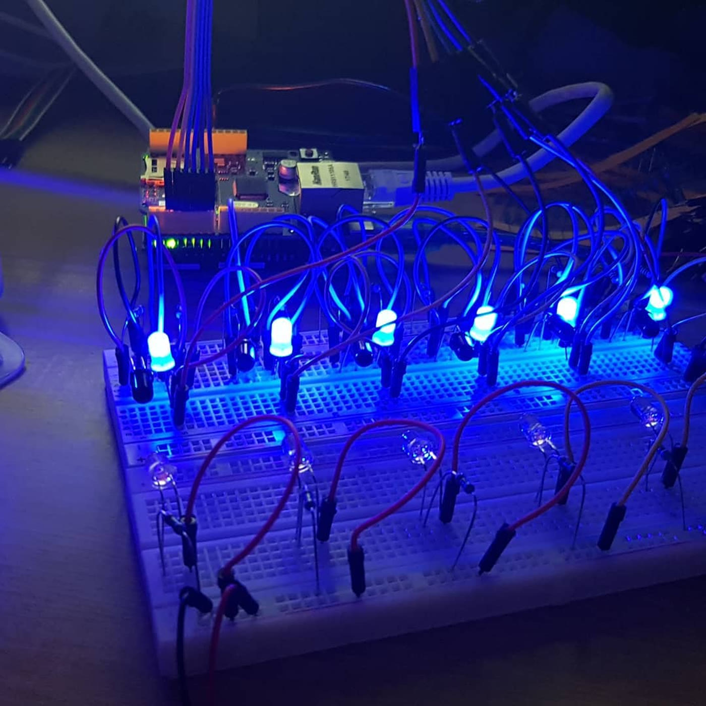 Mi mesa de trabajo: placa con LEDs azules